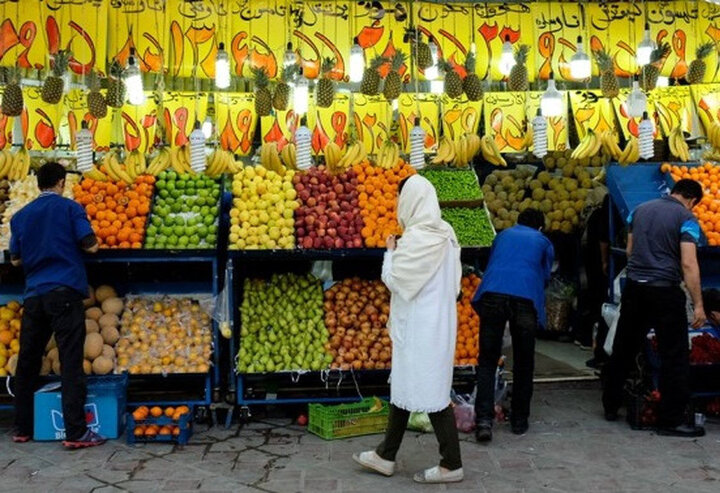 ببینید | لحظه سرقت موبایل از مغازه میوه‌فروشی در مشهد