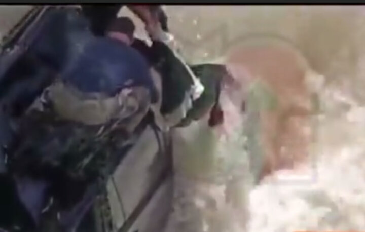ببینید | فیلمی از عملیات نجات سرنشینان خودروی پرادو گرفتار در رودخانه کرج
