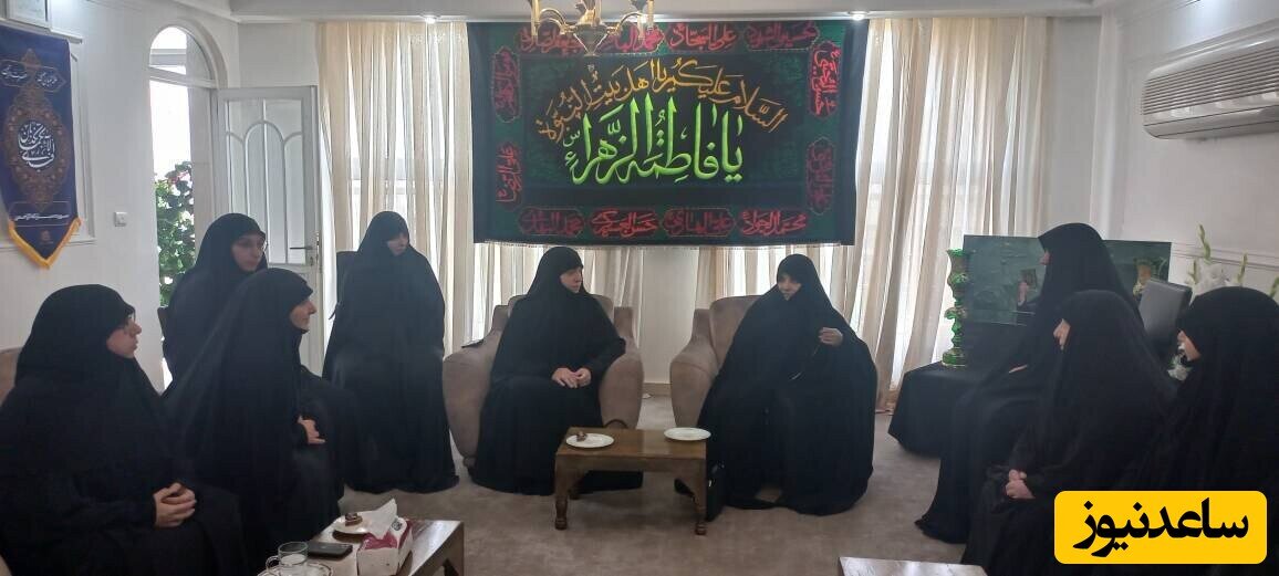 عکس | میز عزای مشکی در کنج خانه جمیله علمالهدی و شهید رئیسی با شمعدان سبز رنگ