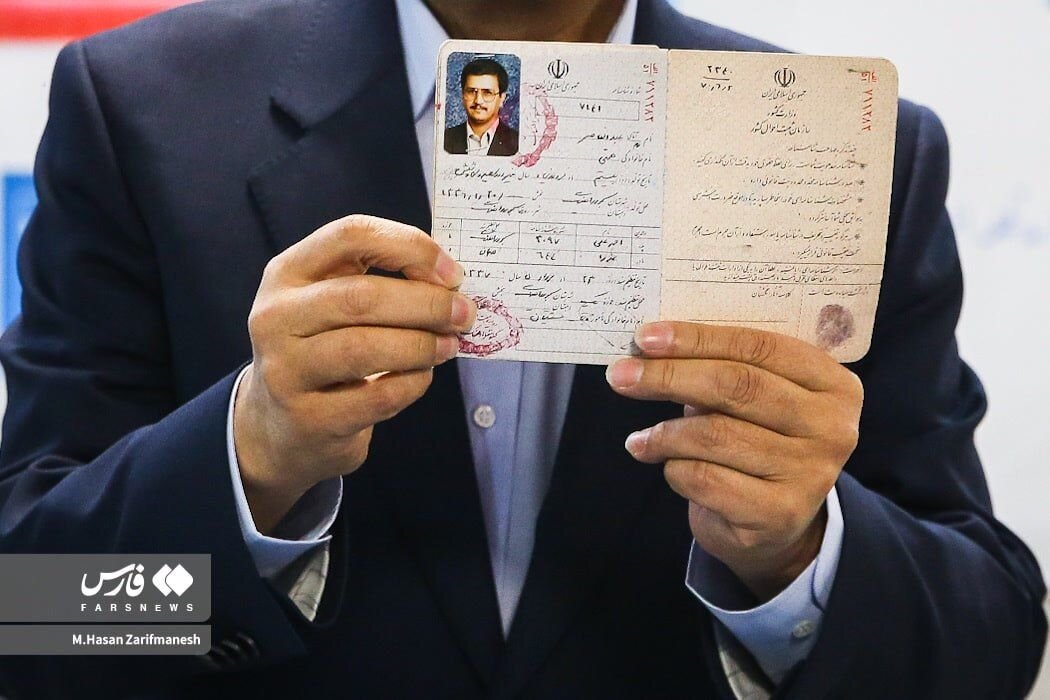 ببینید | تصویری جالب از عکس شناسنامه عبدالناصر همتی؛ جوانیهای آقای اقتصاددان با سیبل