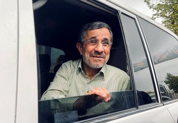 محمود احمدی نژاد در صف ورود به ستاد انتخابات