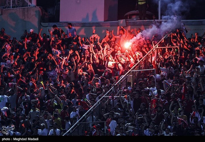 آتش‌بازی هواداران پرسپولیس در شب قهرمانی