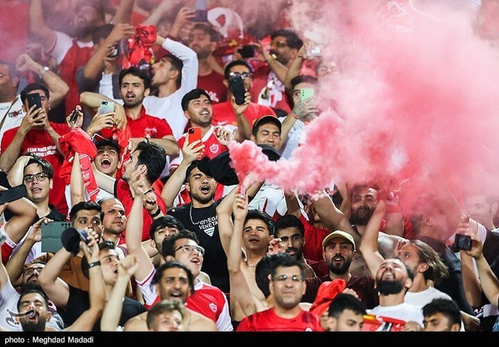 آتش‌بازی هواداران پرسپولیس در شب قهرمانی