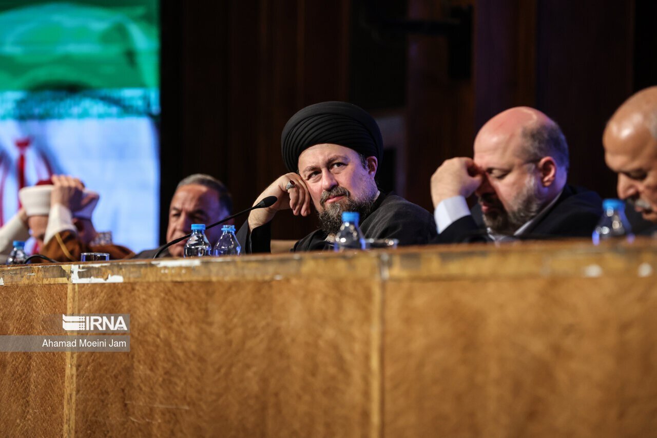 تصاویری از گپوگفت سیدحسن خمینی و قالیباف در یک مراسم /تیپ مهمانان شکار دوربین ها شد