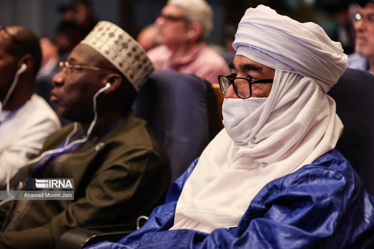 تصاویری از گپوگفت سیدحسن خمینی و قالیباف در یک مراسم /تیپ مهمانان شکار دوربین ها شد