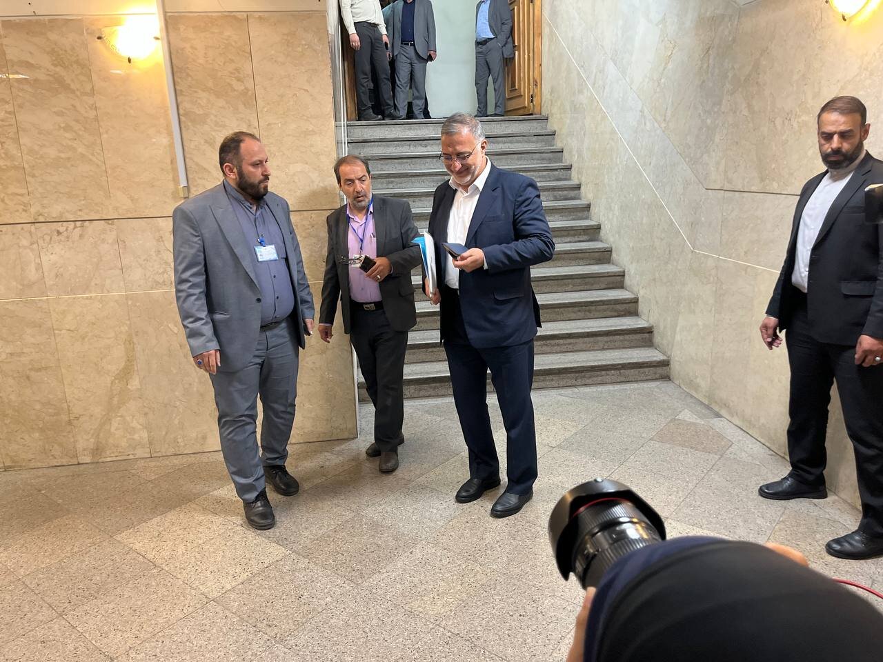 زاکانی شناسنامه به دست وارد وزارت کشور شد /شهردار تهران کاندیدای ریاست جمهوری شد +عکس