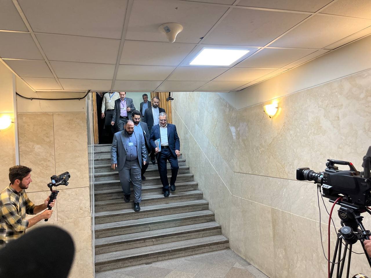 زاکانی شناسنامه به دست وارد وزارت کشور شد /شهردار تهران کاندیدای ریاست جمهوری شد +عکس