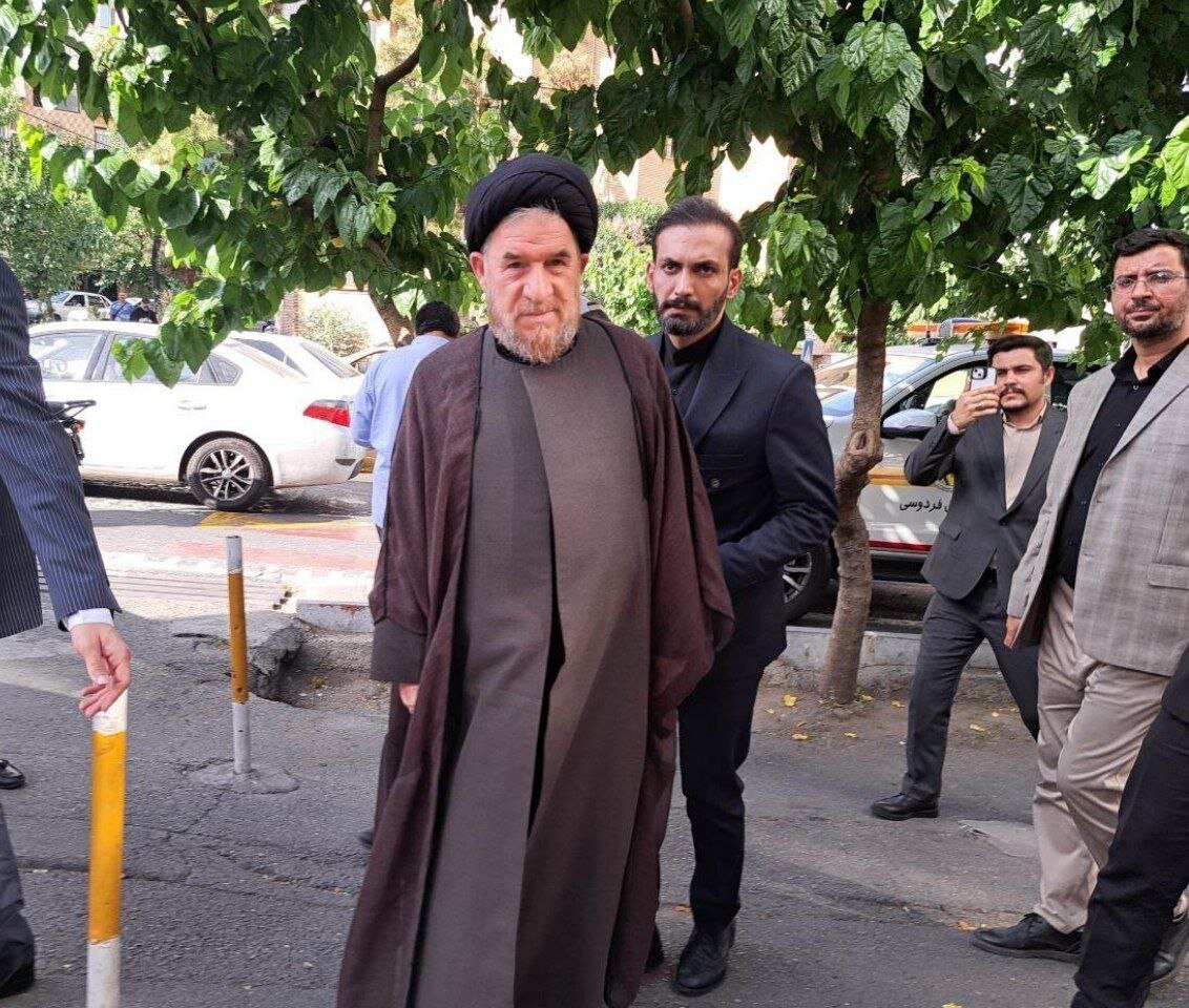 معاون احمدی نژاد کاندیدای ریاست جمهوری شد /حضور طولانی مدت میرتاجالدینی در داخل خودرو