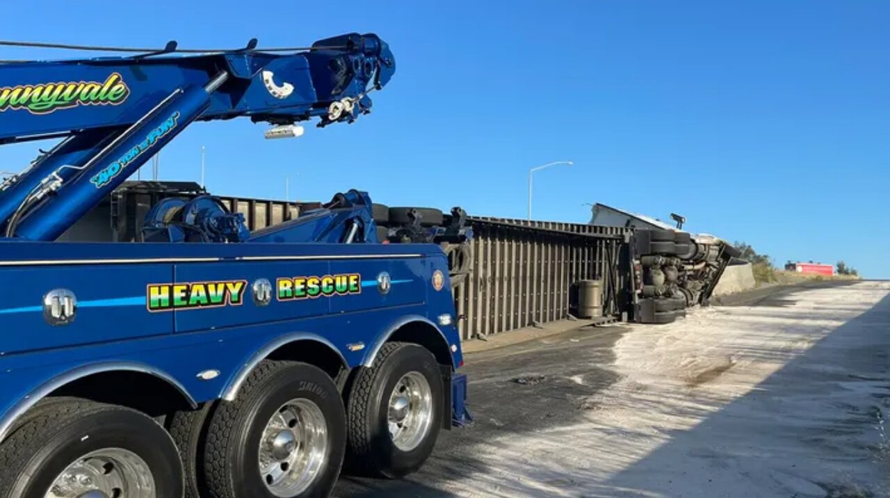 بار توتفرنگی موجب ترافیک در دو بزرگراه شد/ عکس