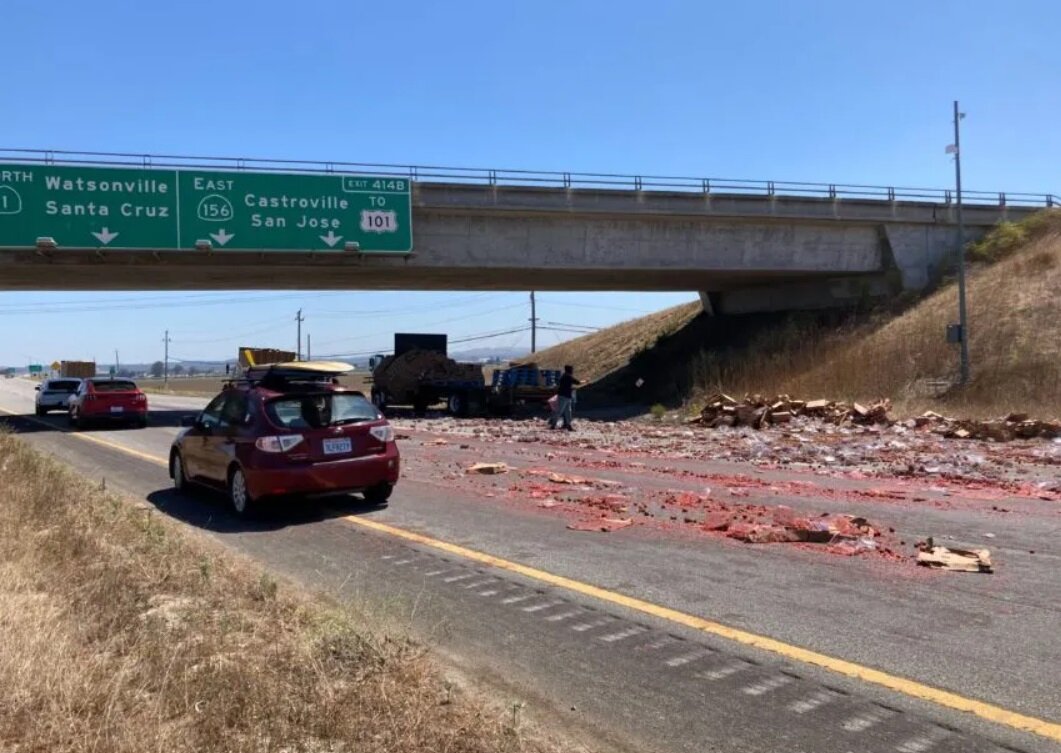 بار توتفرنگی موجب ترافیک در دو بزرگراه شد/ عکس