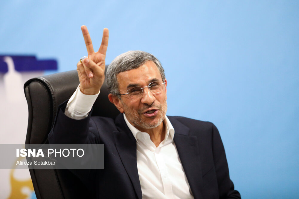 عکسی از احمدی نژاد هنگام نشان دادن علامت پرتکرار و محبوبش