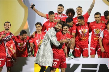 عکس واکنش احساسی بیرانوند به اشکهای دخترش در جشن قهرمانی