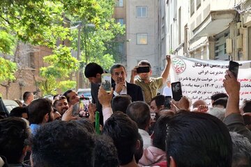 تصویری از برخی حامیان احمدی نژاد در جلوی وزارت کشور / شعار هواداران: احمدی جونمه!