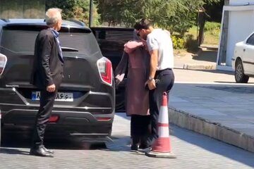 ببینید | بوسه علیرضا جهانبخش بر دستان مادرش قبل از حضور در اردوی تیم ملی