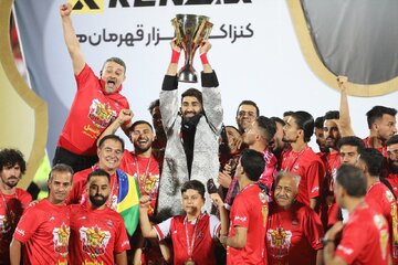 عکس‌| جام قهرمانی در دستان همسر بیرانوند!