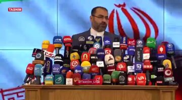 شعرخوانی آقای کاندیدا بعد از ثبت نام در انتخابات / جوانترین کاندیدا تا به امروز هستم / شعار دولتم «افکار ابکار» است / در کشور بن‌بست نداریم