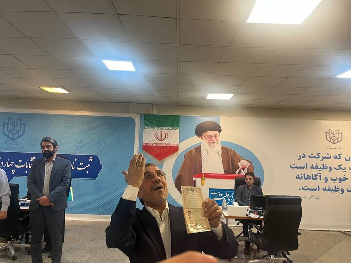 ببینید | جمله عجیب احمدی‌نژاد به خبرنگاران: سر به هوا!