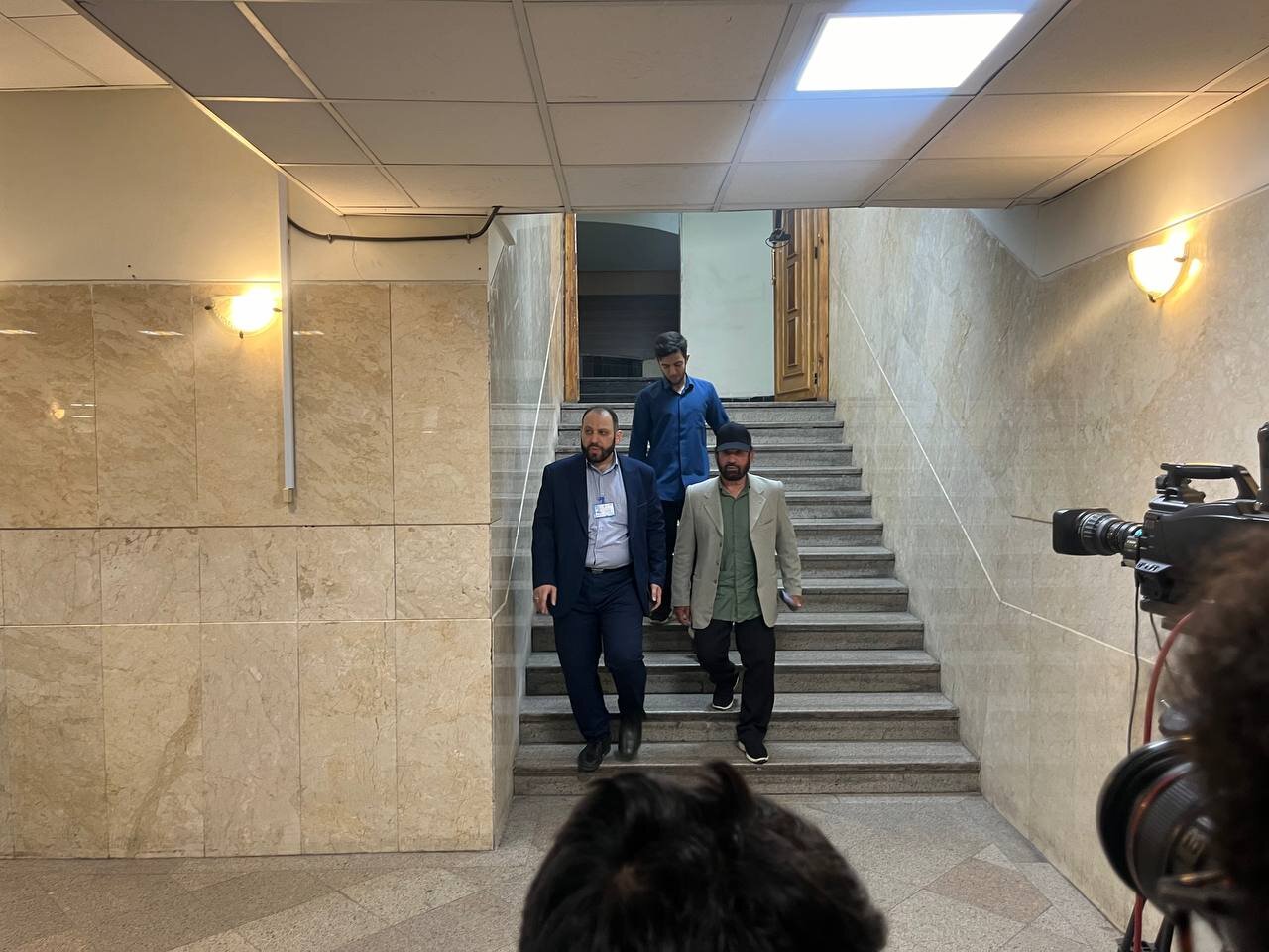 عکسِ آجودان مخصوص احمدی‌نژاد در وزارت کشور