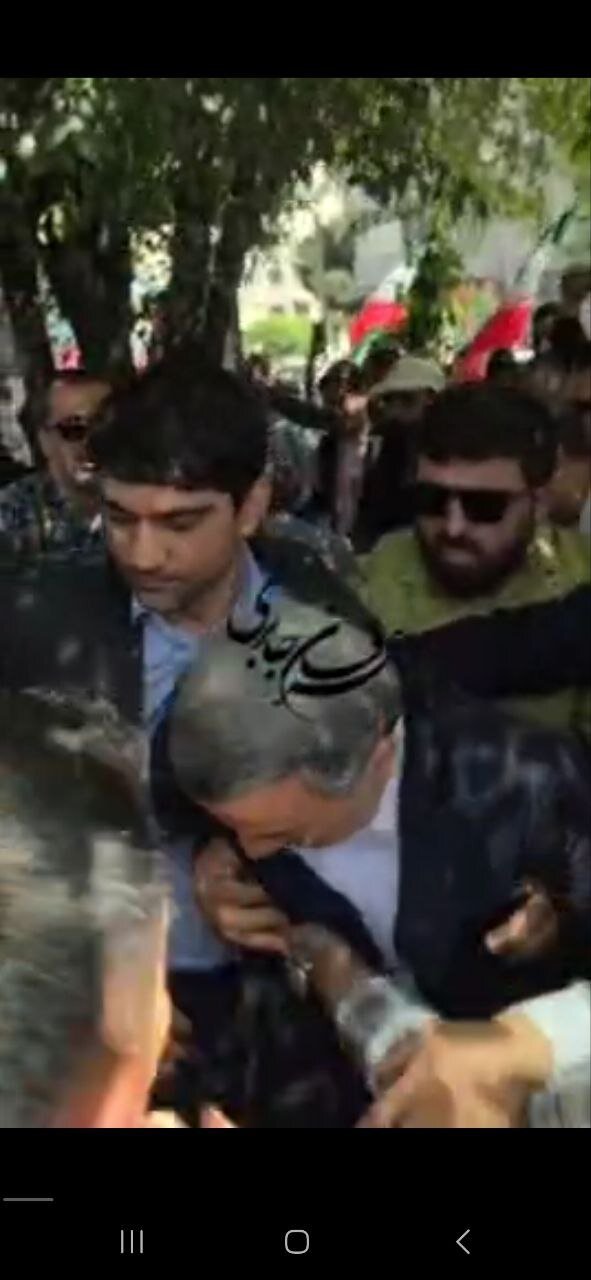 احمدی نژاد محاصره شد /او به سختی از زمین خوردن نجات یافت