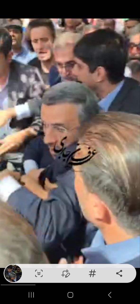 احمدی نژاد محاصره شد /او به سختی از زمین خوردن نجات یافت