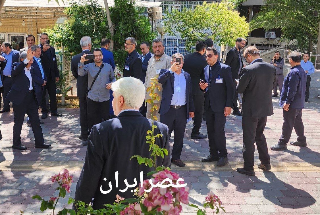 همراهان محمود احمدی‌نژاد در ستاد انتخابات چه کسانی بودند +عکس