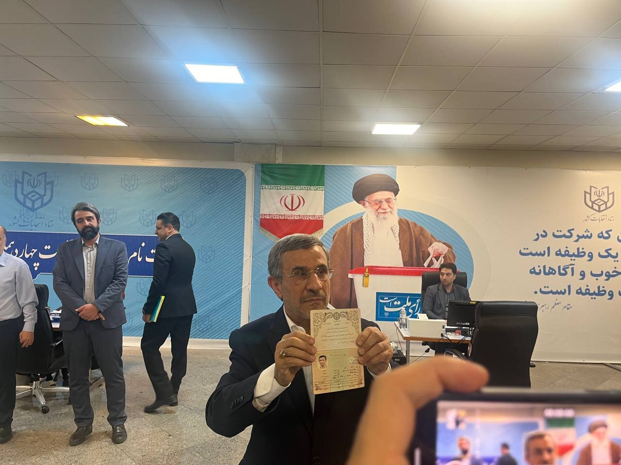 تصاویری عجیب از ژست های محمود احمدی نژاد در زمان نشان دادن شناسنامه به خبرنگاران