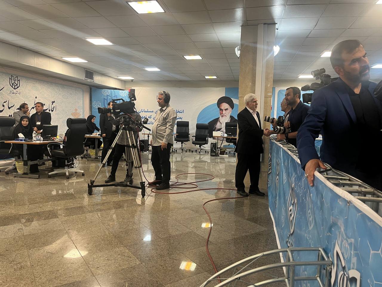 خوش و بش جوانفکر با خبرنگاران در ساختمان وزارت کشور+ عکس