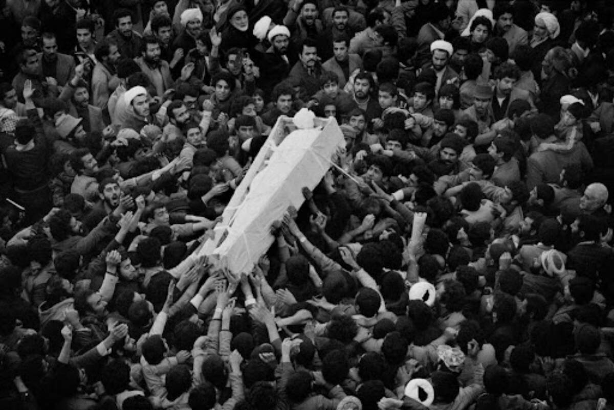 ببینید |  تصاویری دیده نشده از مراسم‌ تدفین امام خمینی(ره)؛ انتشار برای اولین بار