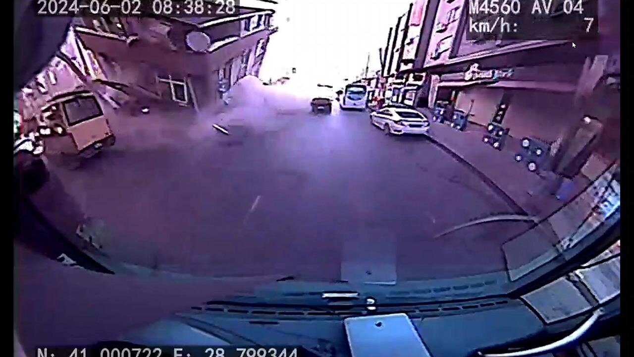 ببینید | لحظه هولناک ریزش یک ساختمان 3 طبقه در استانبول وسط خیابان!