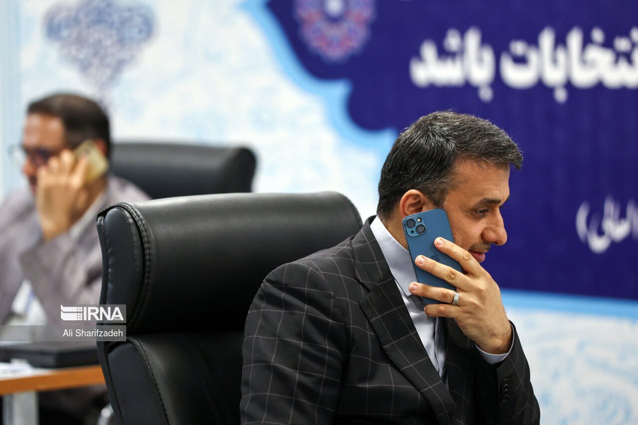 عکس | موبایل آمریکایی در دست کاندیدا انتخابات ریاست جمهوری ایران