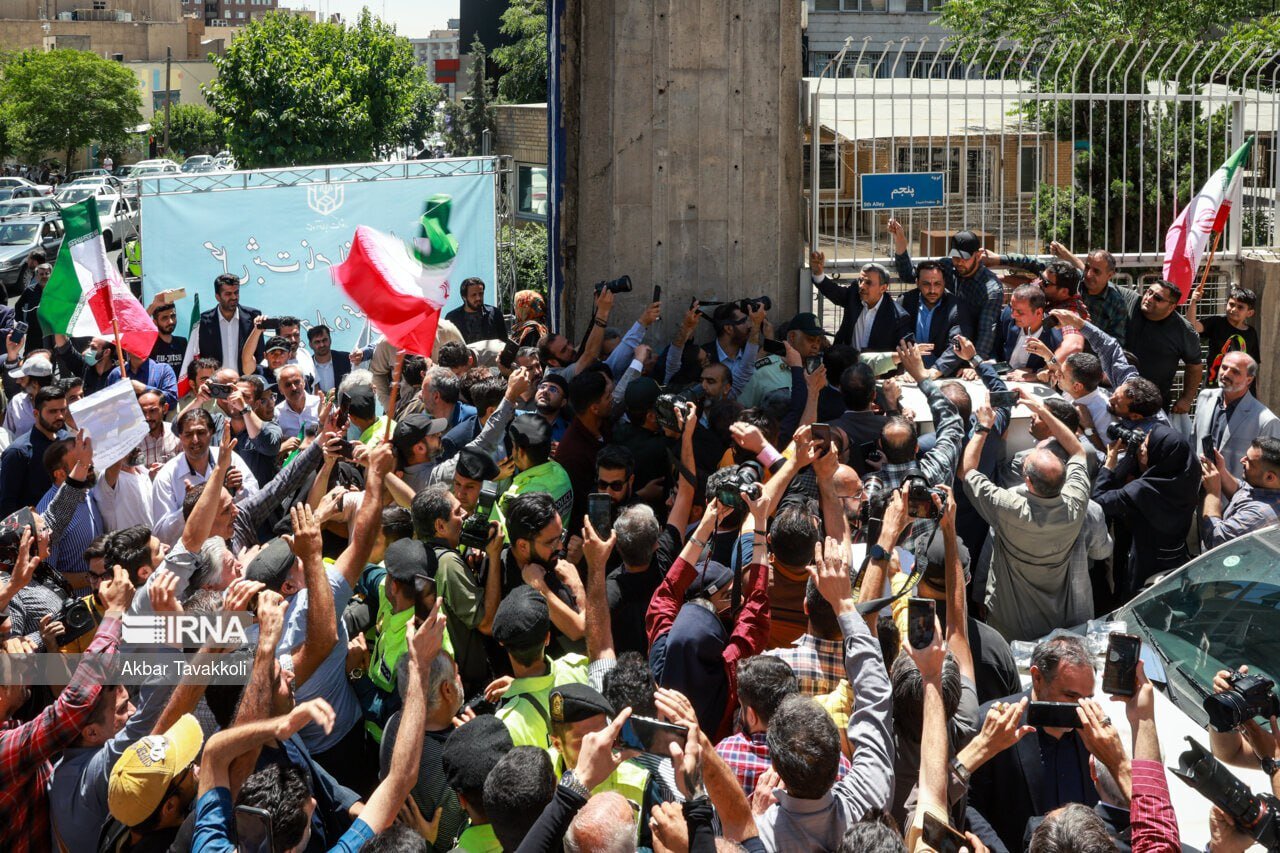 عکس | تصویر متفاوت خبرگزاری دولت از احمدینژاد؛ او کنار نردهها محاصره شد