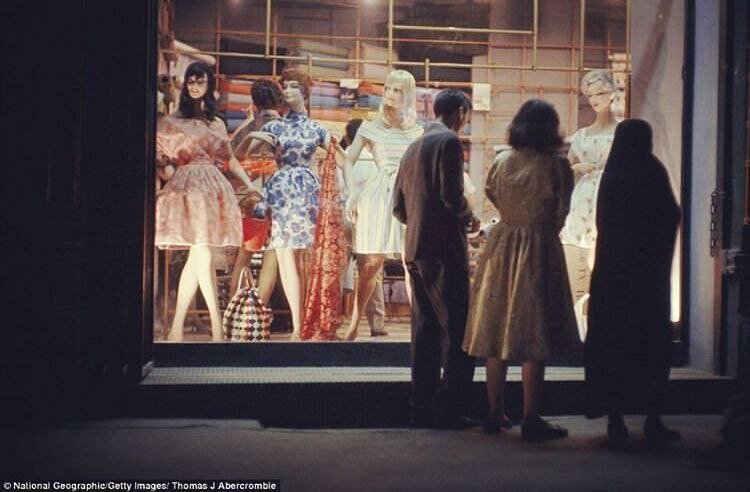 تهران قدیم| چادری و بدون حجاب، مشتریان یک مغازه/ عکس 1 تهران قدیم| چادری و بدون حجاب، مشتریان یک مغازه/ عکس