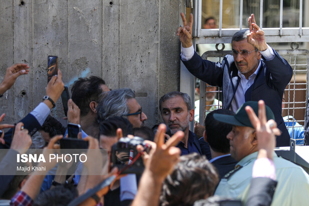 تصاویری از اقدام عجیب احمدی نژاد بیرون از ساختمان وزارت کشور/ حرکتی مانند سال 1400