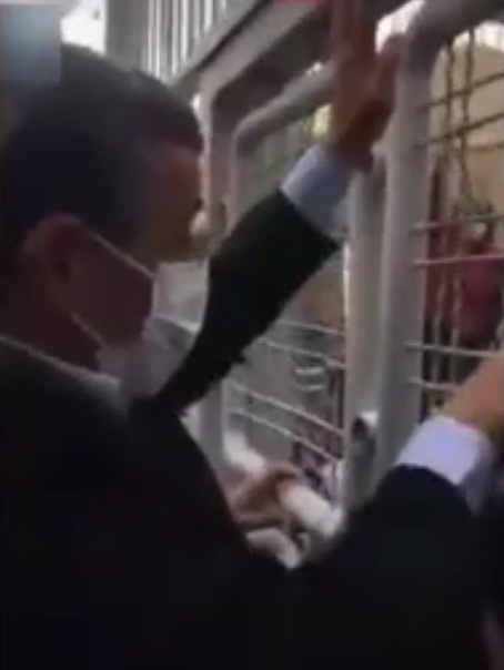 تصاویری از اقدام عجیب احمدی نژاد بیرون از ساختمان وزارت کشور/ حرکتی مانند سال 1400