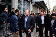 ببینید | قالیباف با پای پیاده به سمت تالار وزارت کشور؛ شعار «رئیس جمهورمه» توسط هواداران