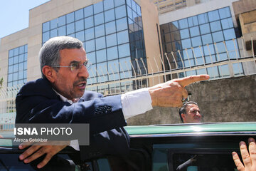 عکس عجیب از محمود احمدی نژاد در بازار تهران / او محاصره شد