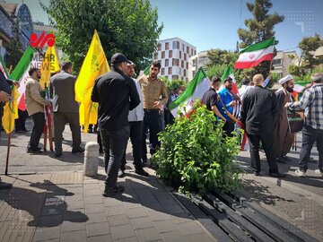حضور طرفداران محمد باقر قالیباف پیش از ورود او به خیابان شهید گمنام در وزارت کشور