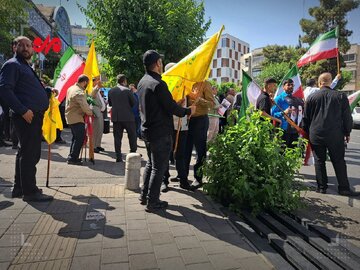 حضور طرفداران محمد باقر قالیباف پیش از ورود او به خیابان شهید گمنام در وزارت کشور