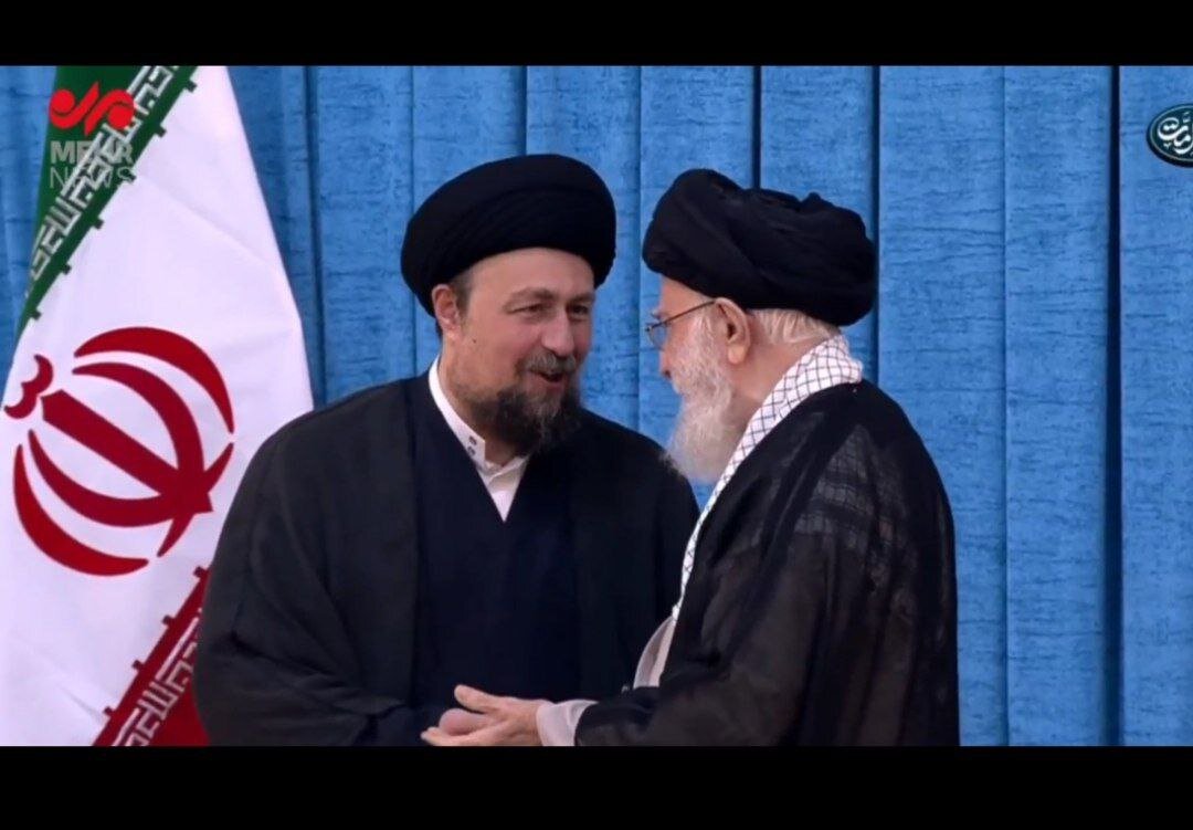 عکسی از گفتگوی رهبر انقلاب با سیدحسن خمینی پیش از سخنرانی