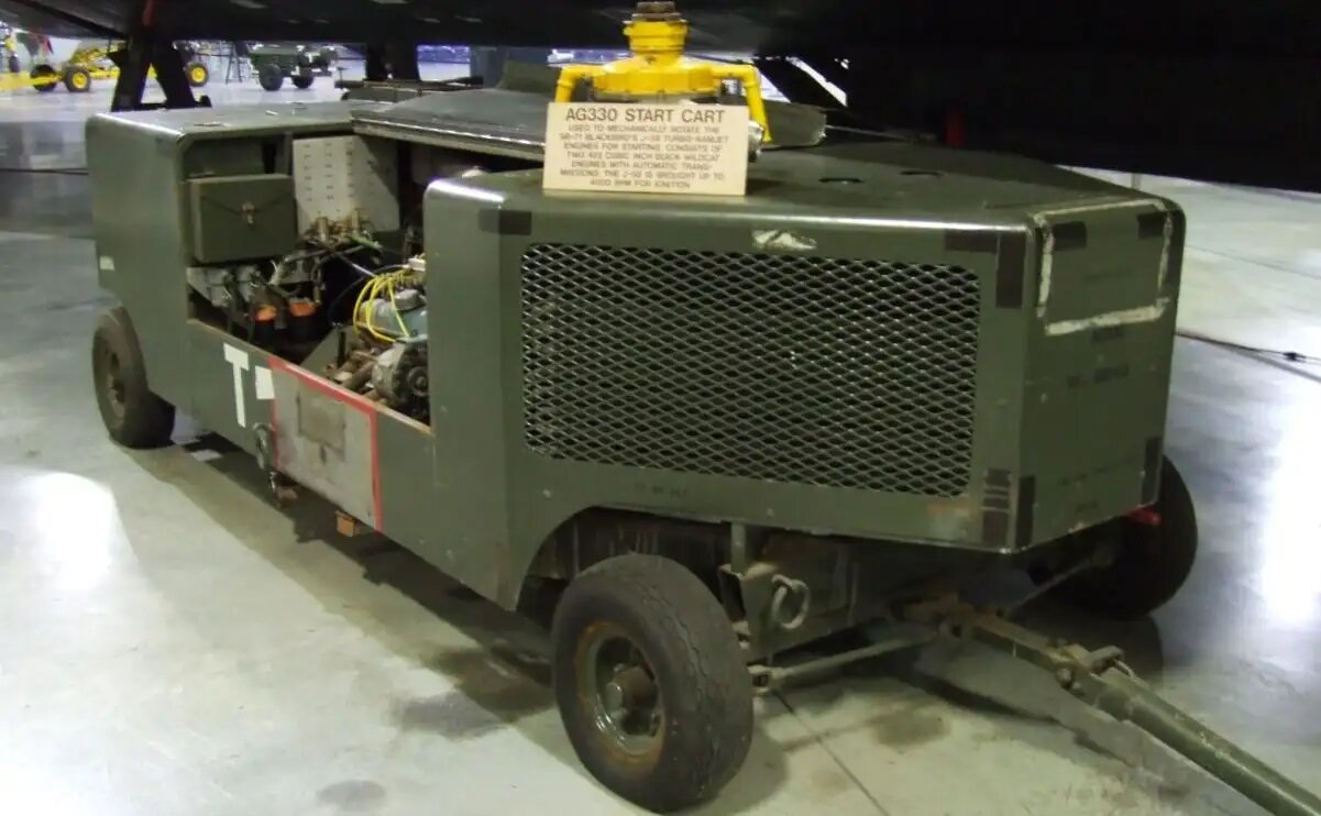 معروفترین هواپیمای جنگ سرد با دو موتور ۸ سیلندر بیوک استارت میخورد! /عکس