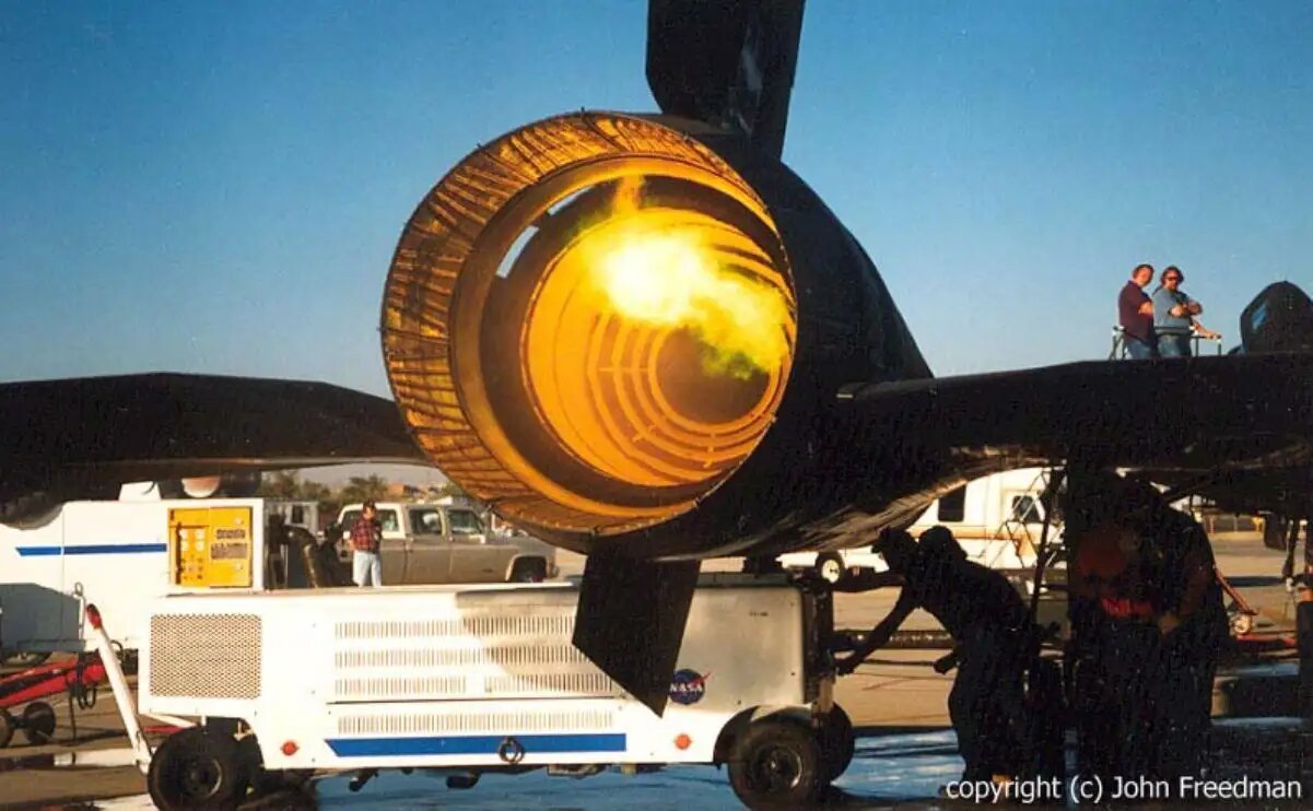 معروفترین هواپیمای جنگ سرد با دو موتور ۸ سیلندر بیوک استارت میخورد! /عکس