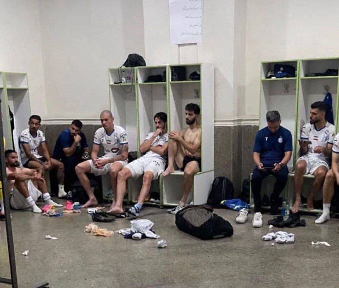 عکس| رختکن استقلال پس از قهرمانی پرسپولیس؛ ناراحتی شدید آبیپوشان در دستگردی