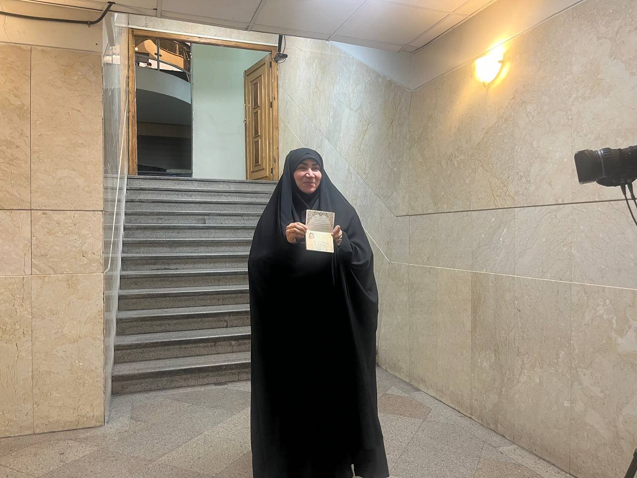 این زن با شناسنامه در دست وارد وزارت کشور شد /کاندیداتوری یک نماینده دیگر ادوار مجلس در انتخابات ۱۴۰۳ +عکس