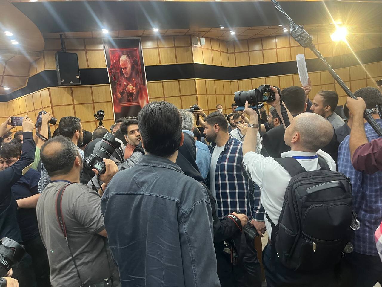 تصاویری از همراهان محمدباقر قالیباف هنگام خروج از محل ثبت نام