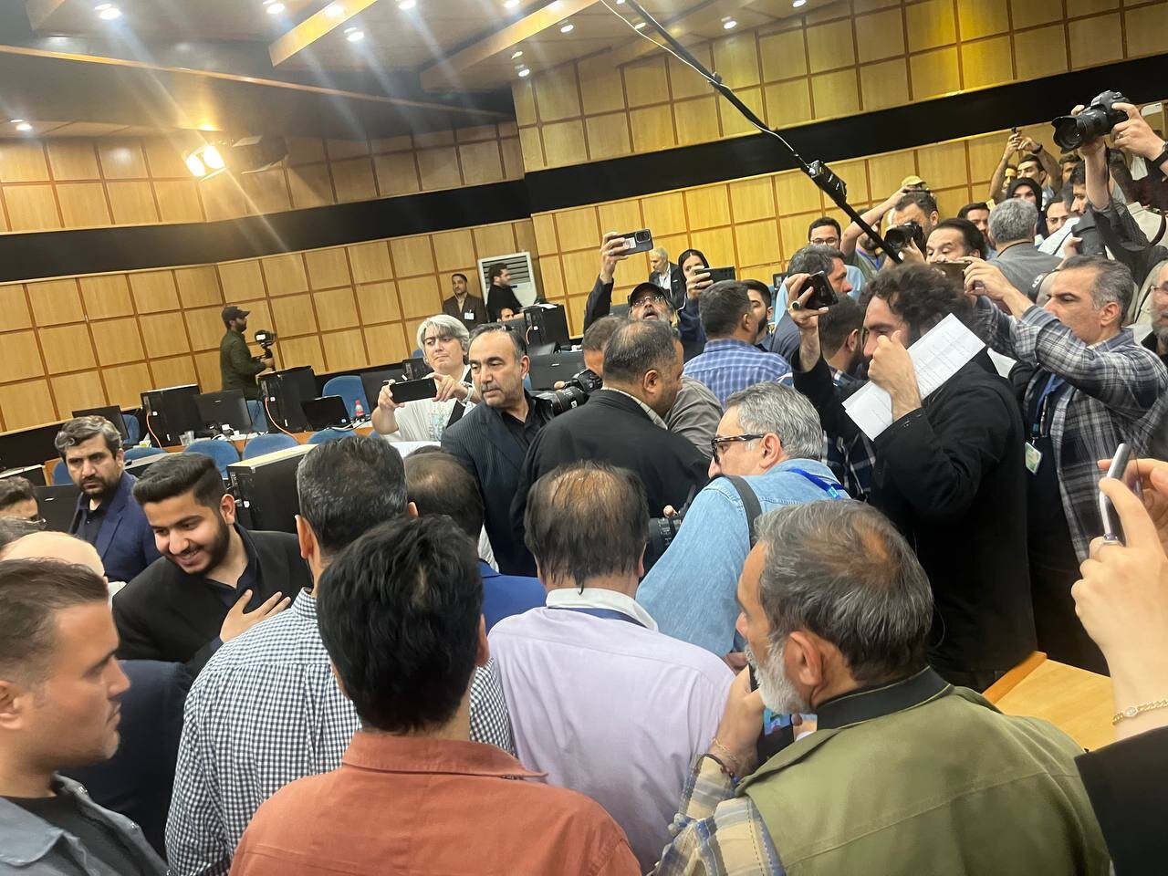 تصاویری از همراهان محمدباقر قالیباف هنگام خروج از محل ثبت نام