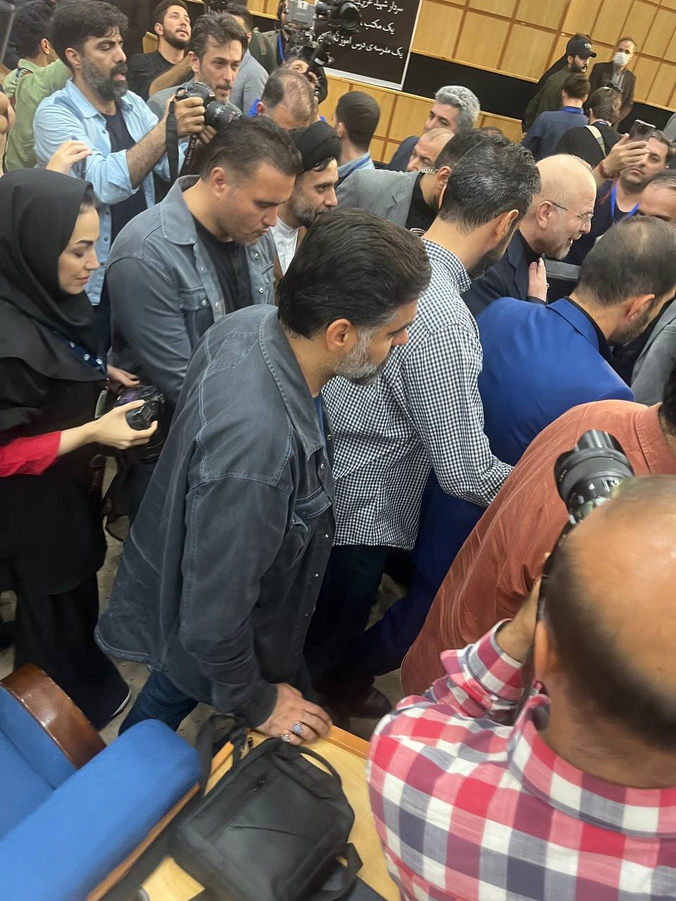 تصاویری از همراهان محمدباقر قالیباف هنگام خروج از محل ثبت نام