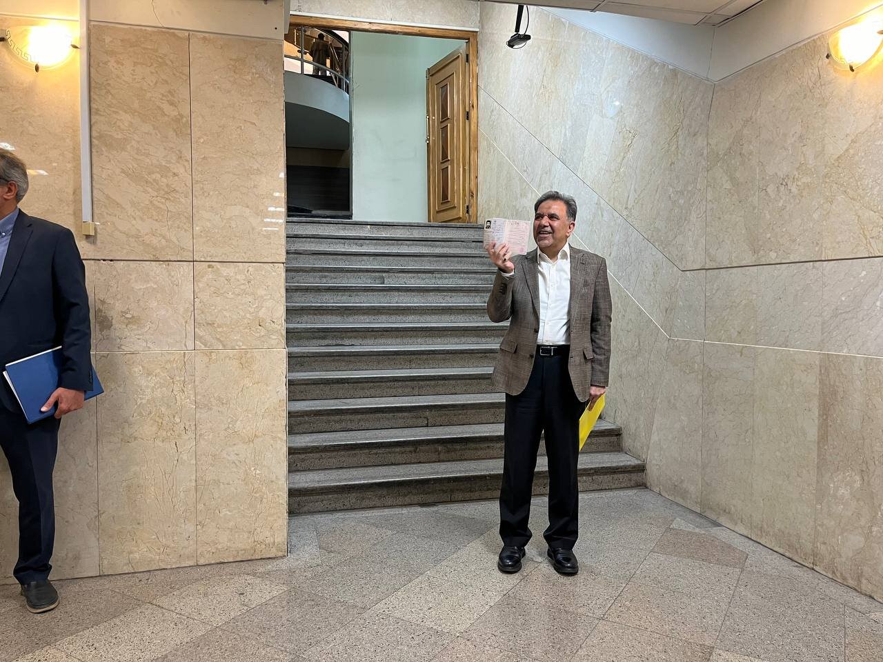 عباس آخوندی کاندیدای انتخابات ۱۴۰۳ شد/ منظور شناسنامه به دست آمد/ یک نماینده هم کاندیدا شد+ عکس