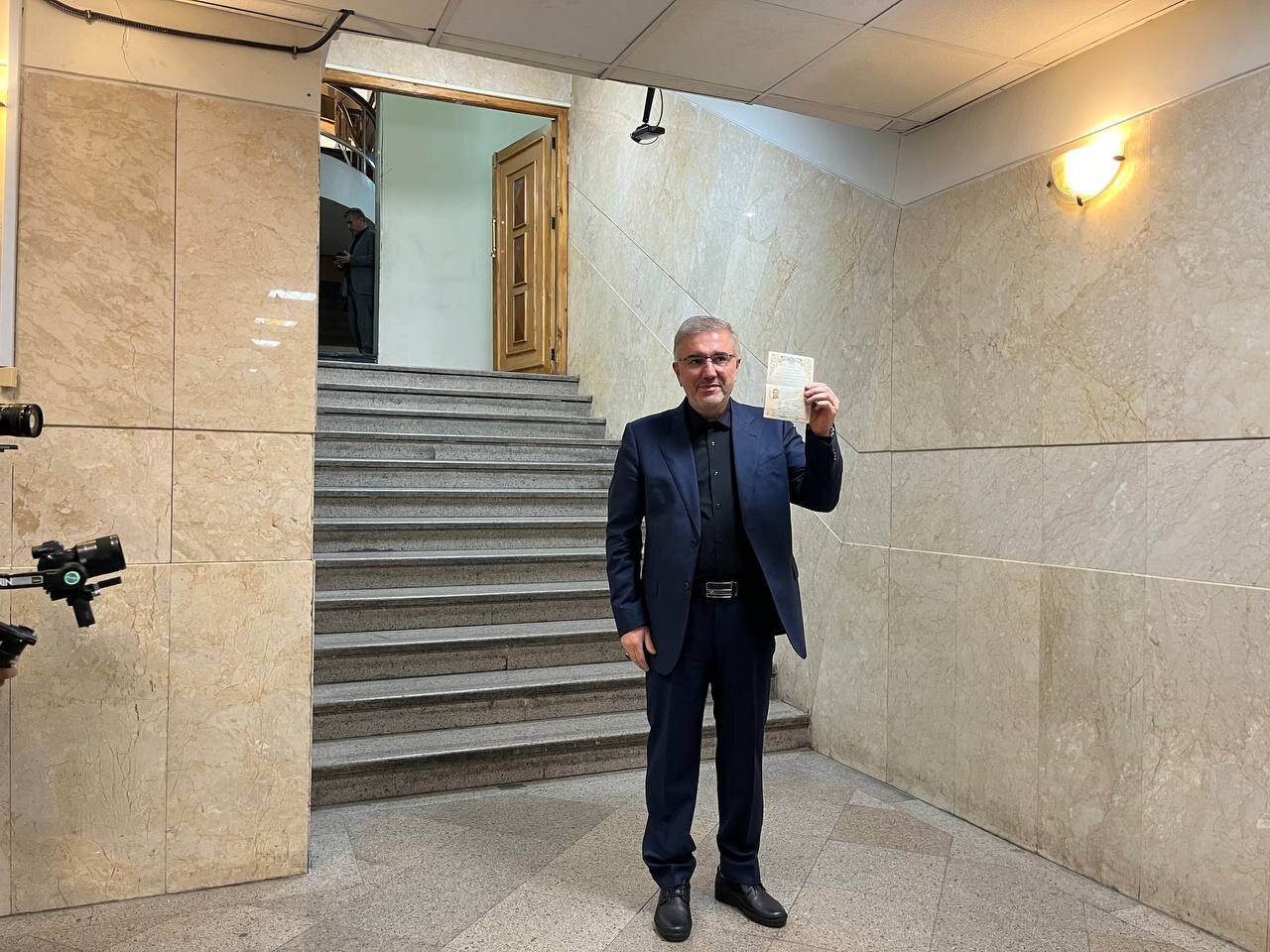 عباس آخوندی کاندیدای انتخابات ۱۴۰۳ شد/ منظور شناسنامه به دست آمد/ یک نماینده هم کاندیدا شد+ عکس