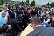 عکس |  اولین سفر رئیس جمهور اسبق افغانستان بعد از روی کار آمدن طالبان؛ تصویری از مراسم خاکسپاری برادر حامد کرزی