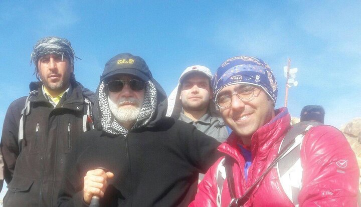 ببینید | بازنشر تصاویری از شوخی جوانان پرسپولیسی با علی لاریجانی هنگام کوهنوردی